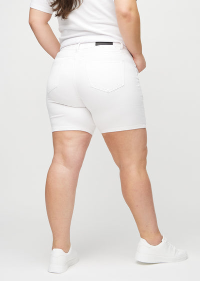 Hvide skinny short shorts set bagfra på en plus-size model, så man kan se hele produktet.