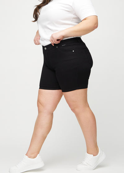 Sorte skinny short shorts set fra siden på en plus-size model.