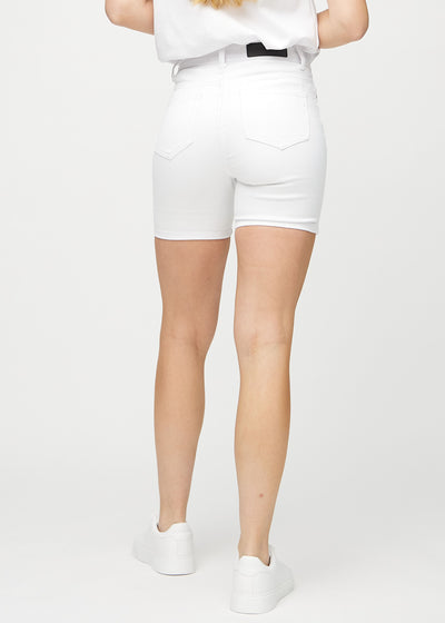 Hvide skinny short shorts set bagfra, så man kan se hele produktet.