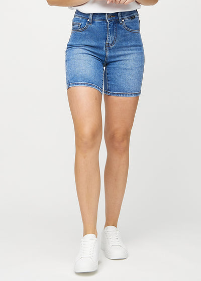 Denim skinny short shorts, modelnavn Rivers, som sidder tæt til, og slutter midt på låret, set forfra.