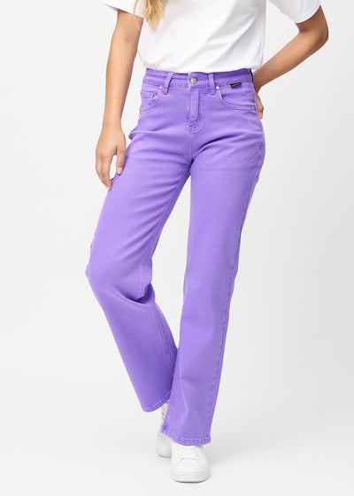 Lilla loose jeans, modelnavn Lavenders, som er løstsiddende med masser af vidde i benene, set forfra.
