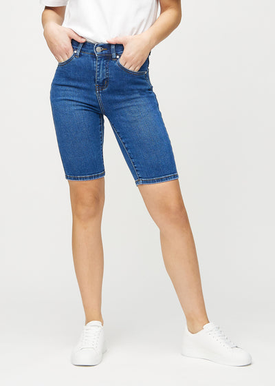 Mørk denim skinny middle shorts, modelnavn Oceans, som sidder tæt til låret og slutter lige over knæet, set forfra.