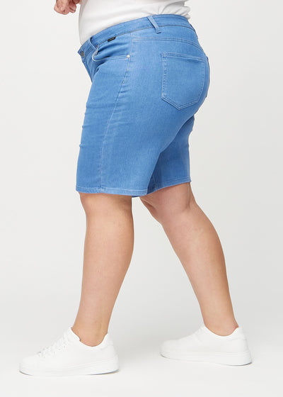 Blå regular middle shorts set fra siden på en plus-size model.