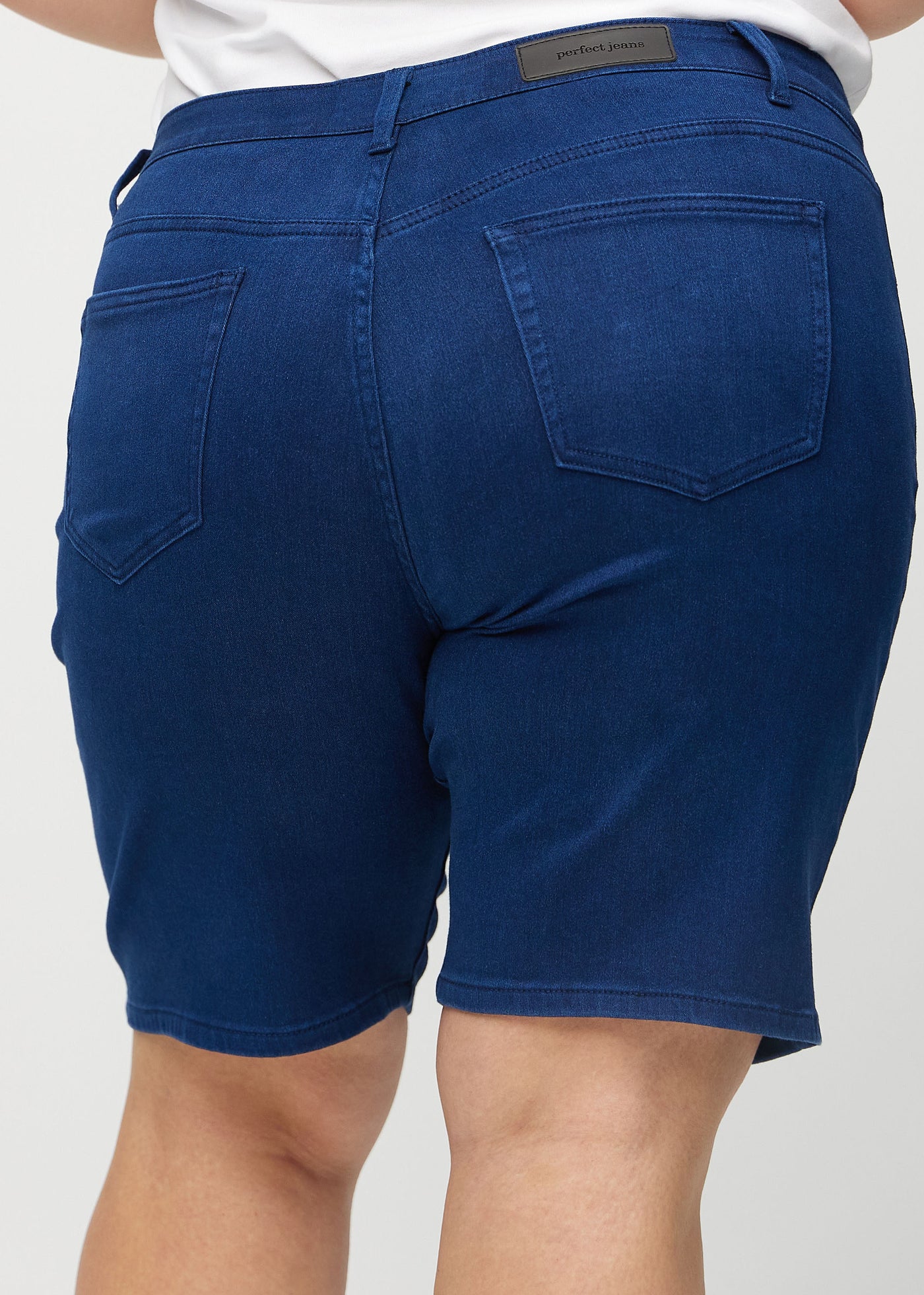 Mørkeblå regular middle shorts set bagfra tæt på en plus-size model for at vise detaljer.