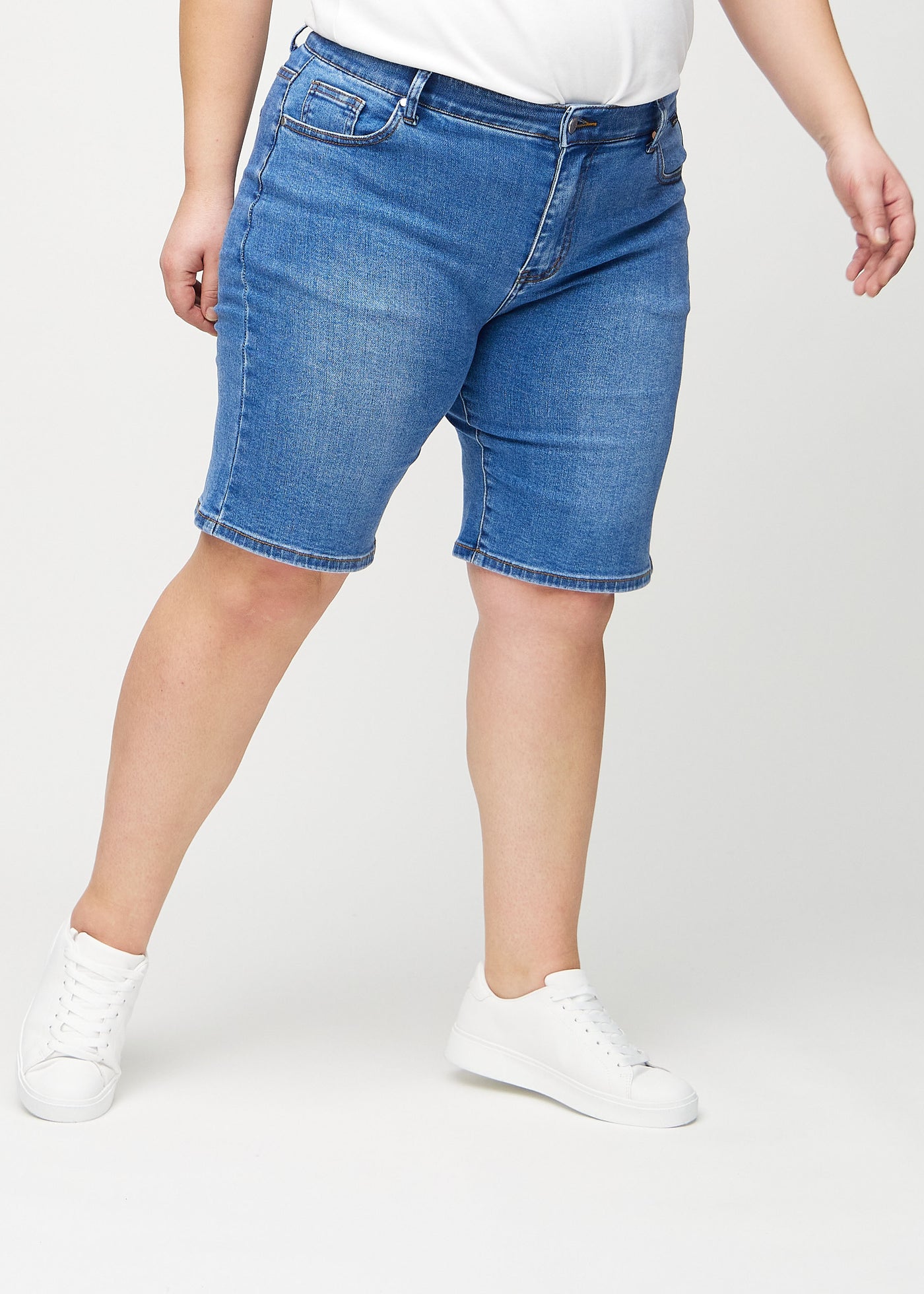 Denim regular middle shorts, modelnavn Rivers, som går lige ned langs benet og slutter lige over knæet på en plus-size model, set forfra.