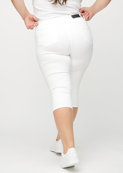 Hvide skinny capris set bagfra på en plus-size model, så man kan se hele produktet.