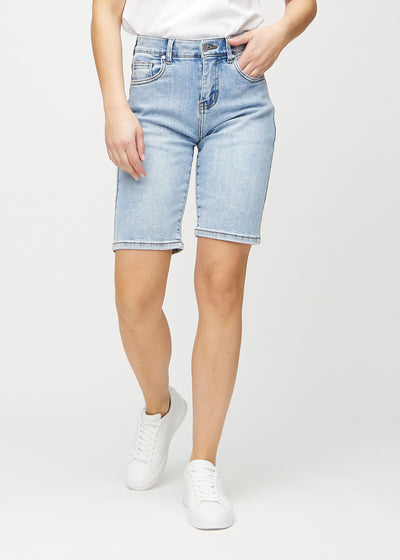 Lys denim regular middle ultra high rise shorts, modelnavn Waves, som går lige ned langs benet og sidder højt i taljen, set forfra.