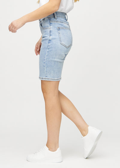 Lys denim regular middle ultra high rise shorts set fra siden på model.