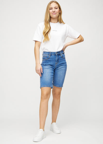 Fuldt billede af model i denim regular middle shorts.