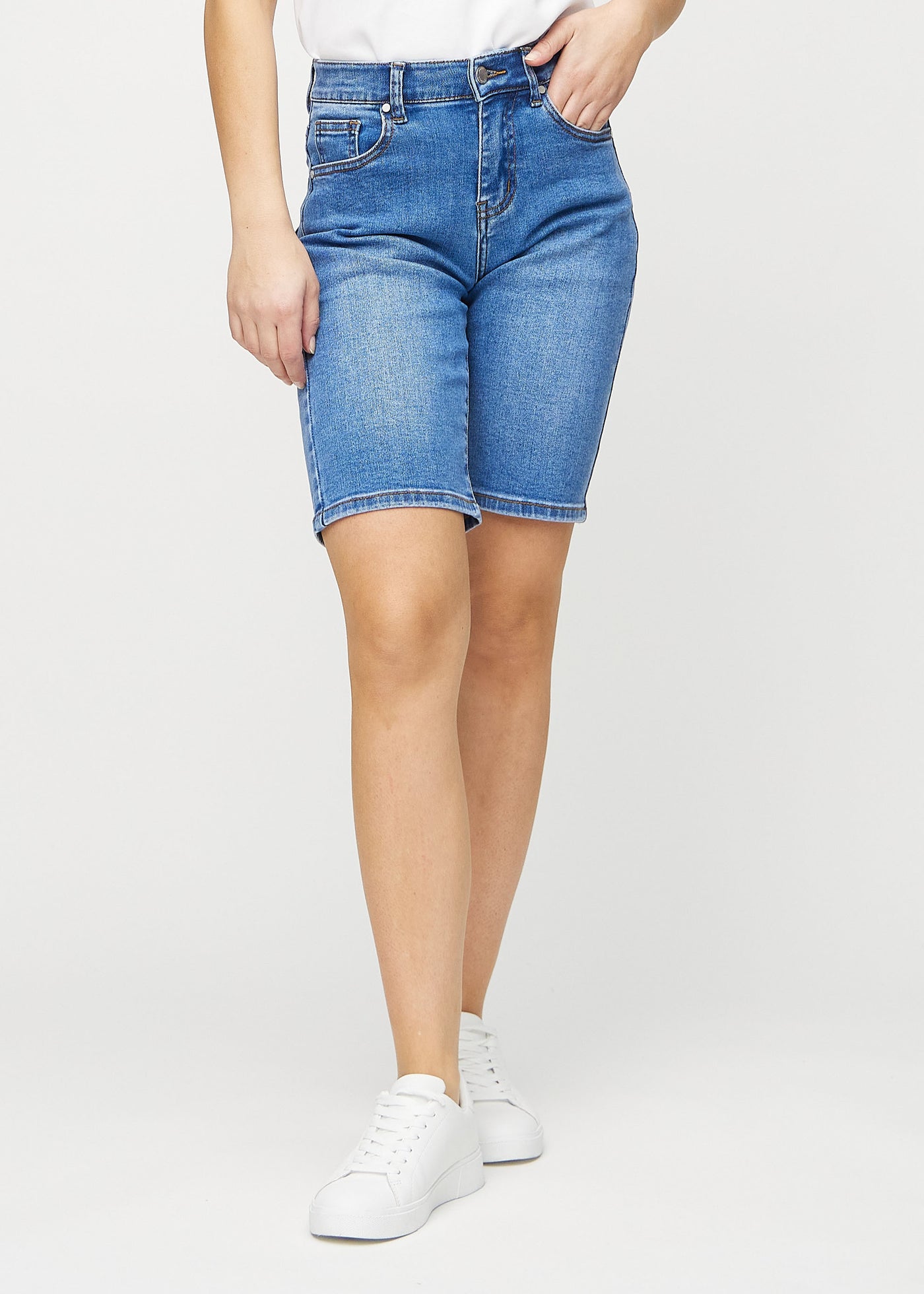 Denim regular middle shorts, modelnavn Rivers, som går lige ned langs benet og slutter lige over knæet, set forfra.