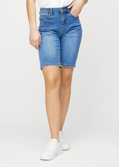 Denim regular middle ultra high rise shorts, modelnavn Rivers, som går lige ned langs benet og sidder højt i taljen, set forfra.