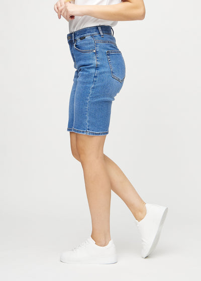 Denim regular middle ultra high rise shorts set fra siden på model.