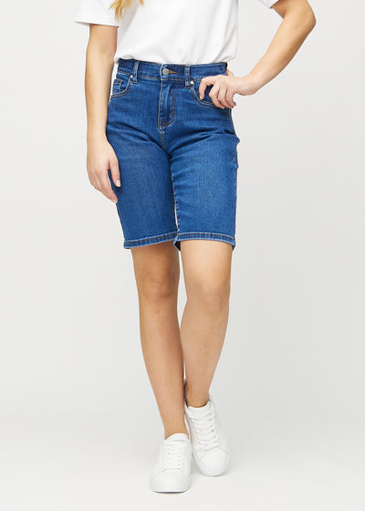 Mørk denim regular middle ultra high rise shorts, modelnavn Oceans, som går lige ned langs benet og sidder højt i taljen, set forfra.