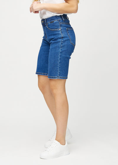 Mørk denim regular middle ultra high rise shorts set fra siden på model.