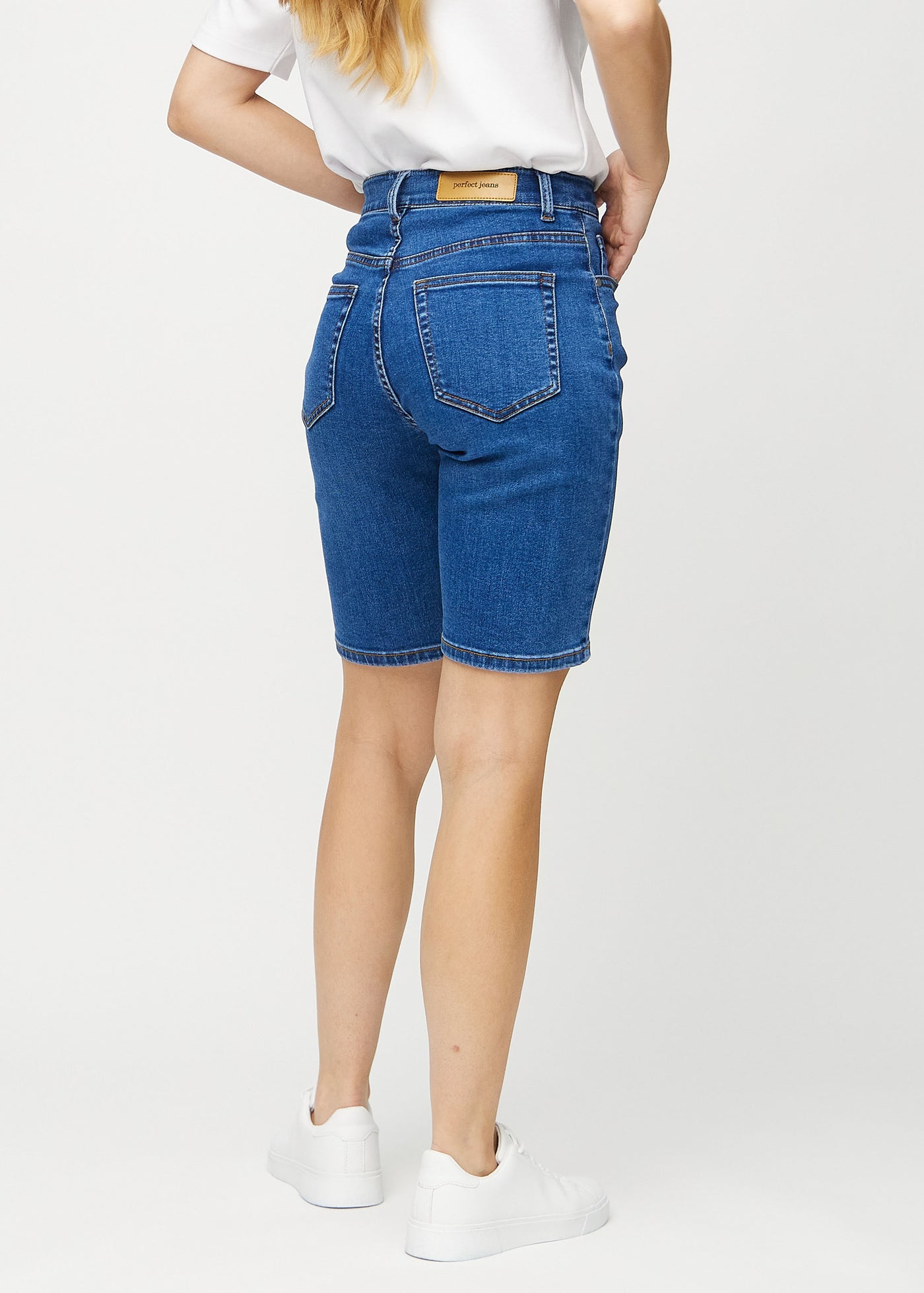 Mørk denim regular middle ultra high rise shorts set bagfra, så man kan se hele produktet.