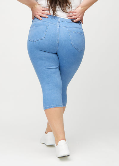 Blå skinny capris set bagfra på en plus-size model, så man kan se hele produktet.