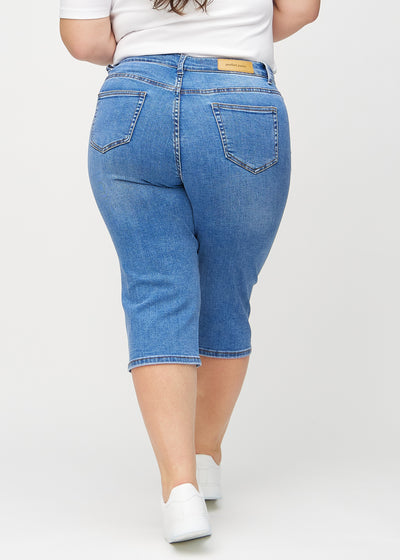 Denim regular capris set bagfra på en plus-size model, så man kan se hele produktet.