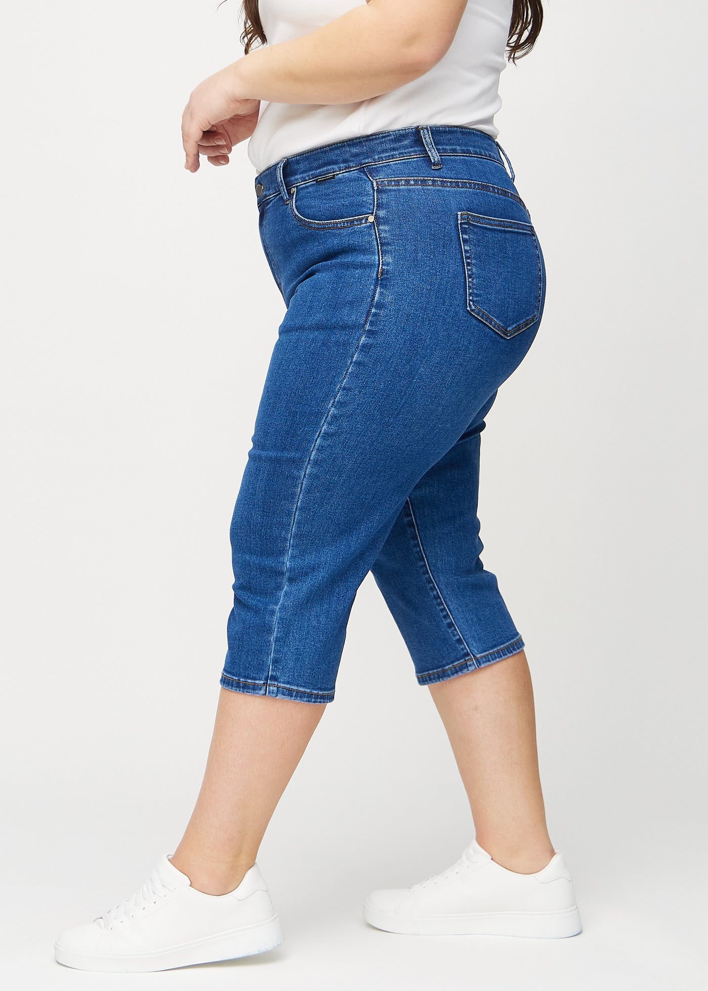 Mørk denim regular capris set fra siden på en plus-size model.