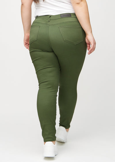 Mørkegrønne skinny jeans set bagfra på en plus-size model, så man kan se hele produktet.