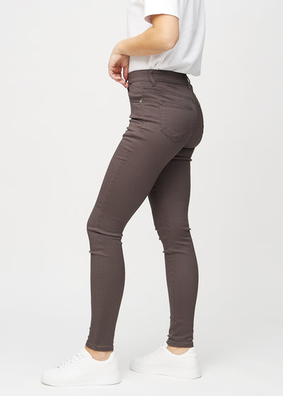 Gråbrune skinny jeans set fra siden på model.