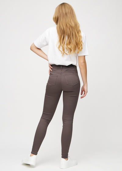 Gråbrune skinny jeans set bagfra, så man kan se hele produktet.