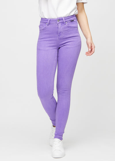 Lilla skinny jeans, modelnavn Lavenders, som sidder tæt til benet, set forfra.