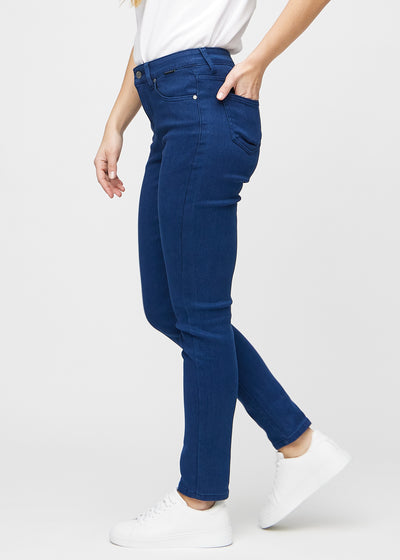 Mørkeblå slim jeans set fra siden på model.