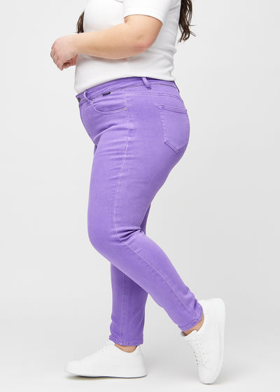 Lilla slim jeans set fra siden på en plus-size model.