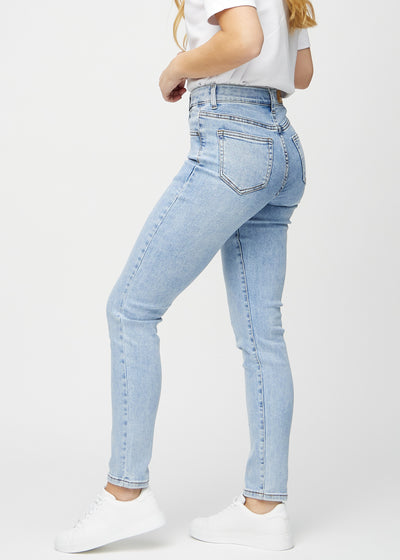 Lys denim slim ultra high rise jeans set fra siden på model.