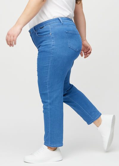 Blå regular jeans set fra siden på en plus-size model.