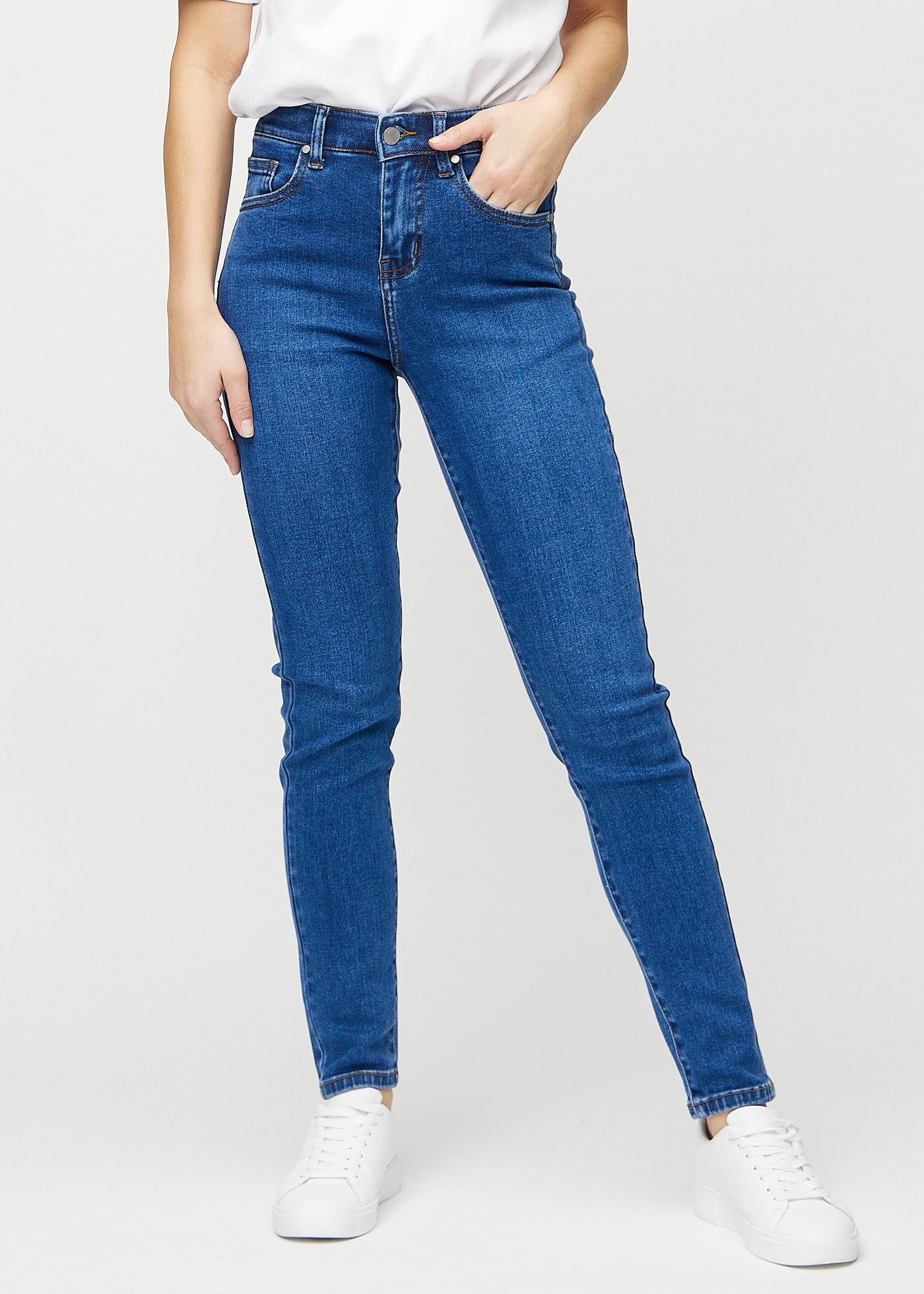 Mørk denim slim jeans, modelnavn Oceans, som sidder tæt til benet, dog lidt løsere ved anklen, set forfra.