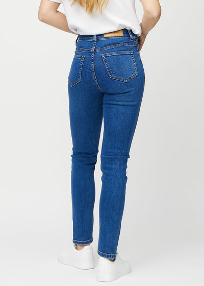 Mørk denim slim ultra high rise jeans set bagfra, så man kan se hele produktet.