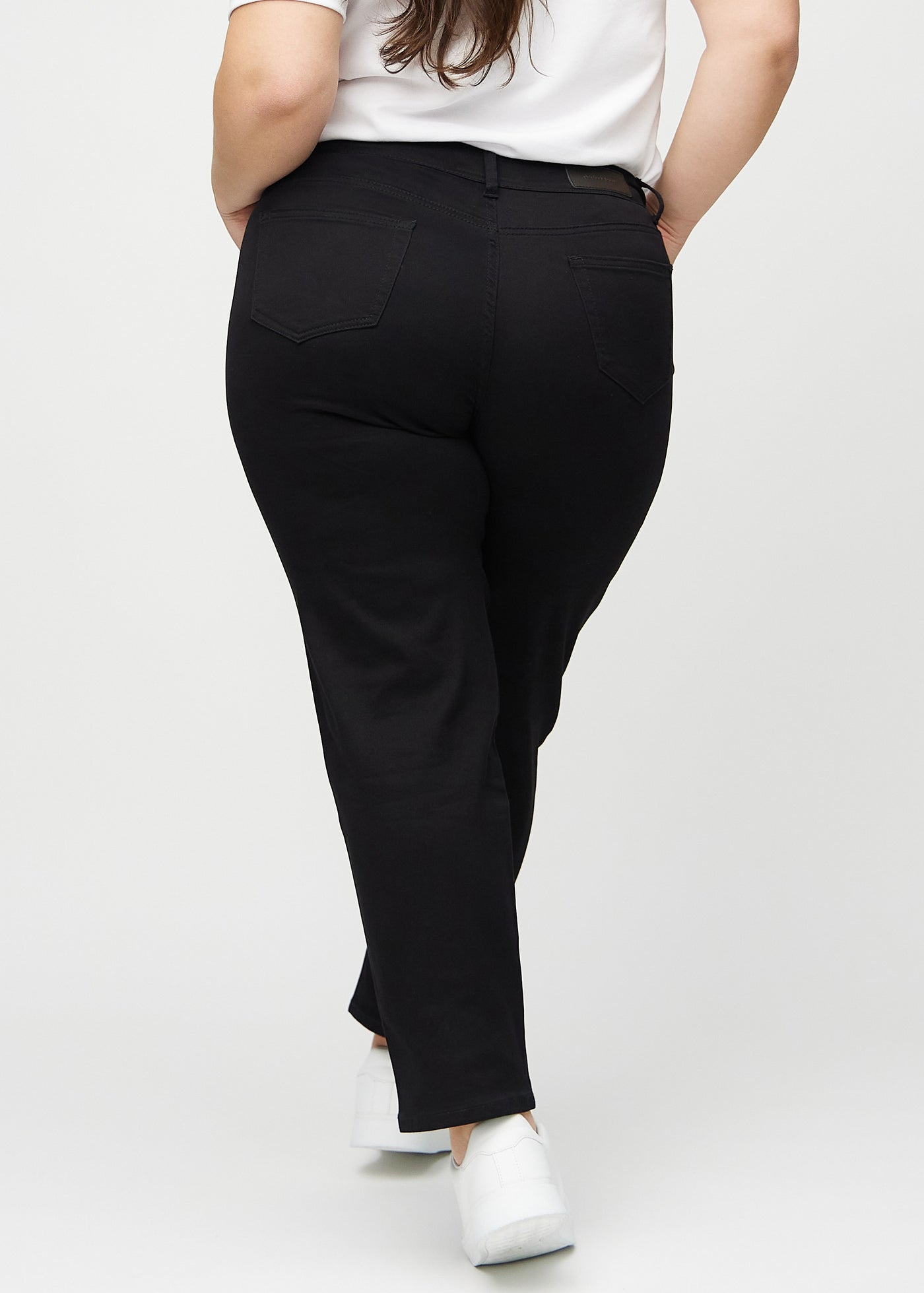 Sorte regular jeans set bagfra på en plus-size model, så man kan se hele produktet.