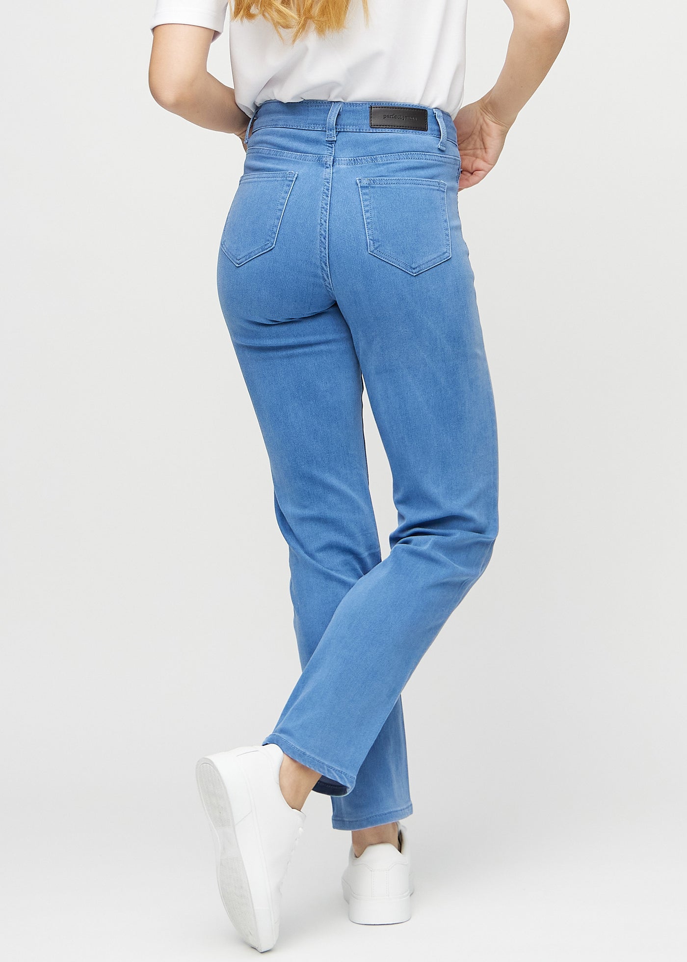 Blå regular jeans set bagfra, så man kan se hele produktet.