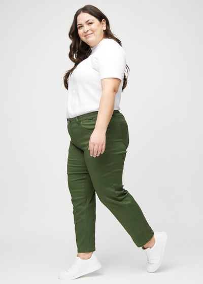 Mørkegrønne regular jeans set fra siden på en plus-size model.