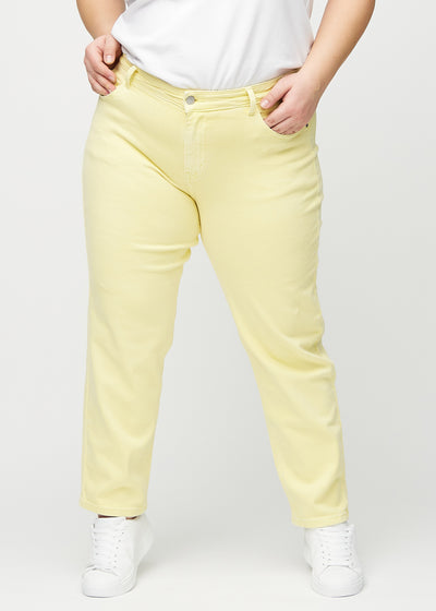 Lysegule regular jeans, modelnavn Lemonades, som går lige ned langs benet på en plus-size model, set forfra.