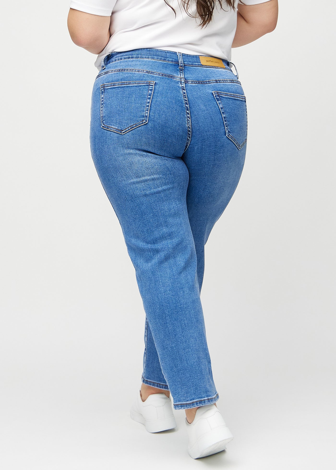 Denim regular jeans set bagfra på en plus-size model, så man kan se hele produktet.