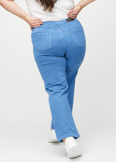 Blå loose jeans set bagfra på en plus-size model, så man kan se hele produktet.