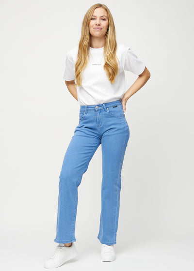 Fuldt billede af model i blå loose jeans.