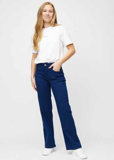 Fuldt billede af model i mørkeblå loose jeans.