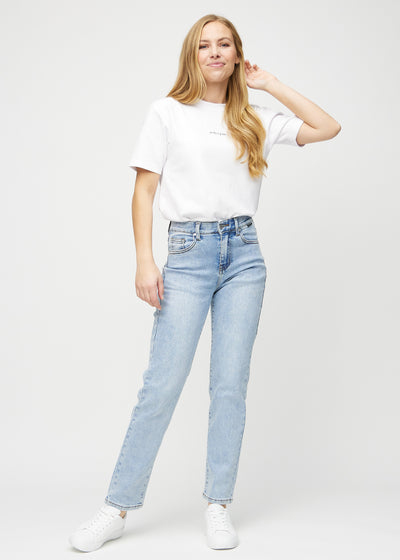 Fuldt billede af model i lys denim regular jeans.