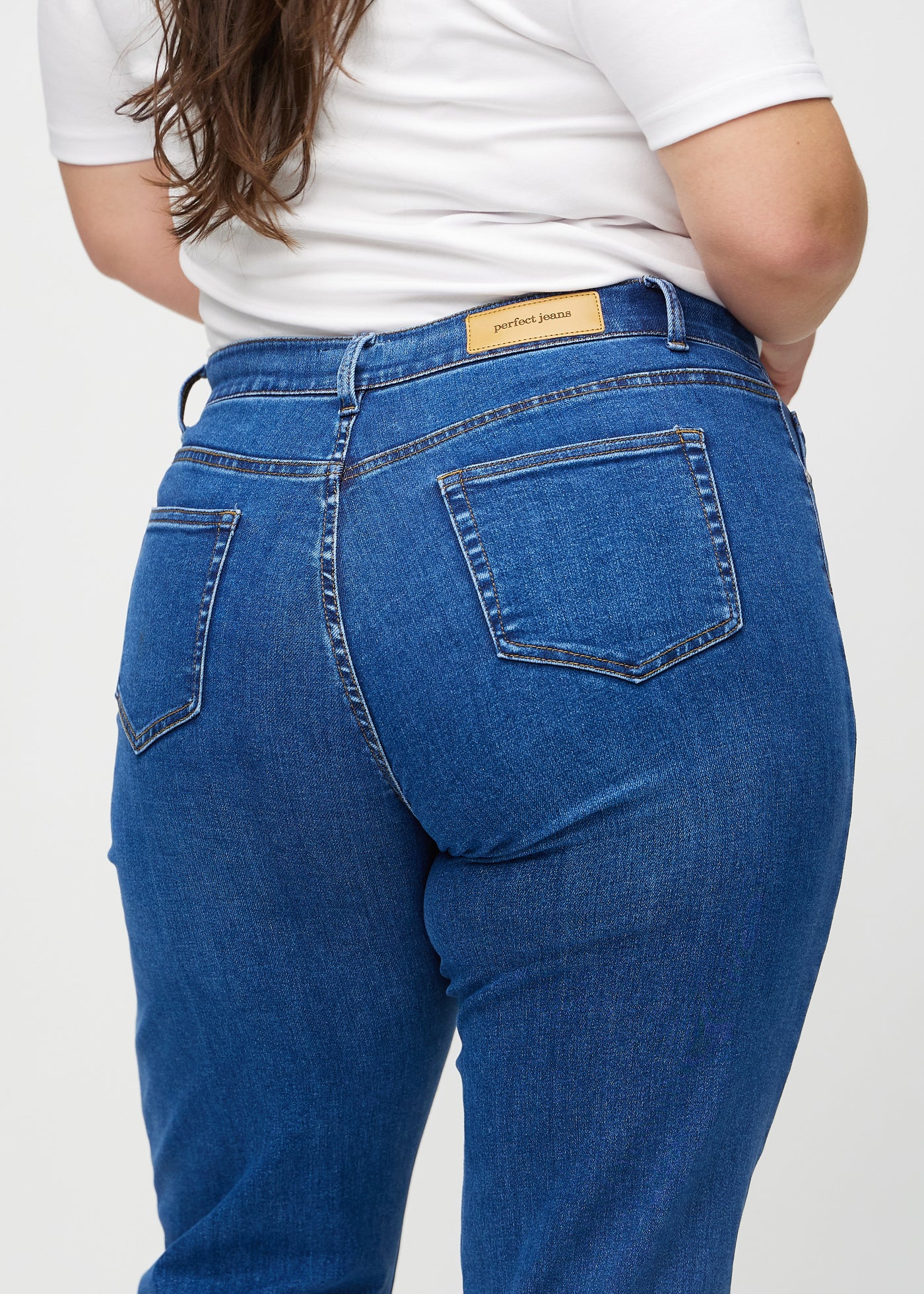 Mørk denim regular jeans set bagfra tæt på en plus-size model for at vise detaljer.