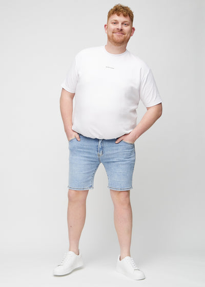 Fuldt billede af en plus-size model i lys denim regular middle shorts.