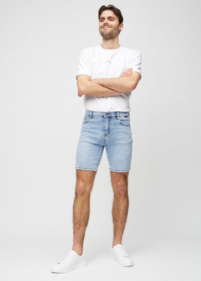 Fuldt billede af model i lys denim regular middle shorts.