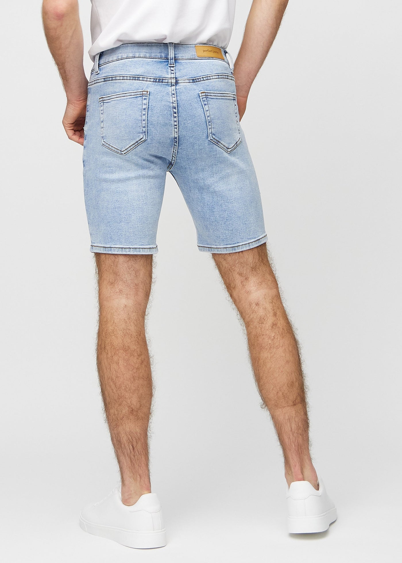 Lys denim regular middle shorts set bagfra, så man kan se hele produktet.