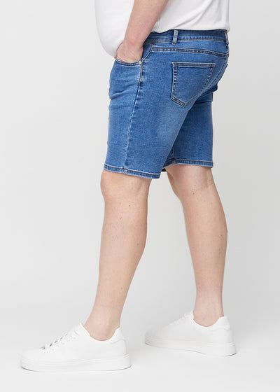 Denim regular middle shorts set fra siden på en plus-size model.