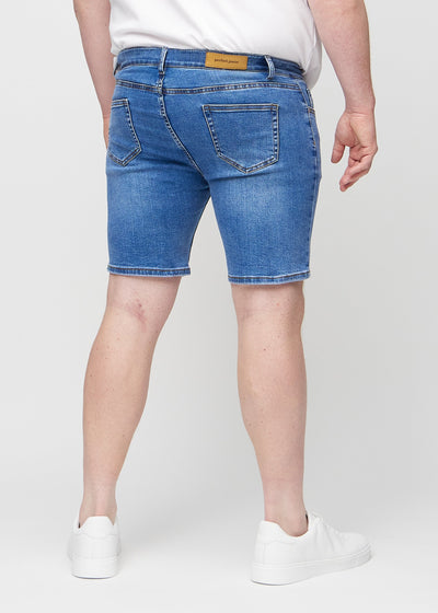 Denim regular middle shorts set bagfra på en plus-size model, så man kan se hele produktet.