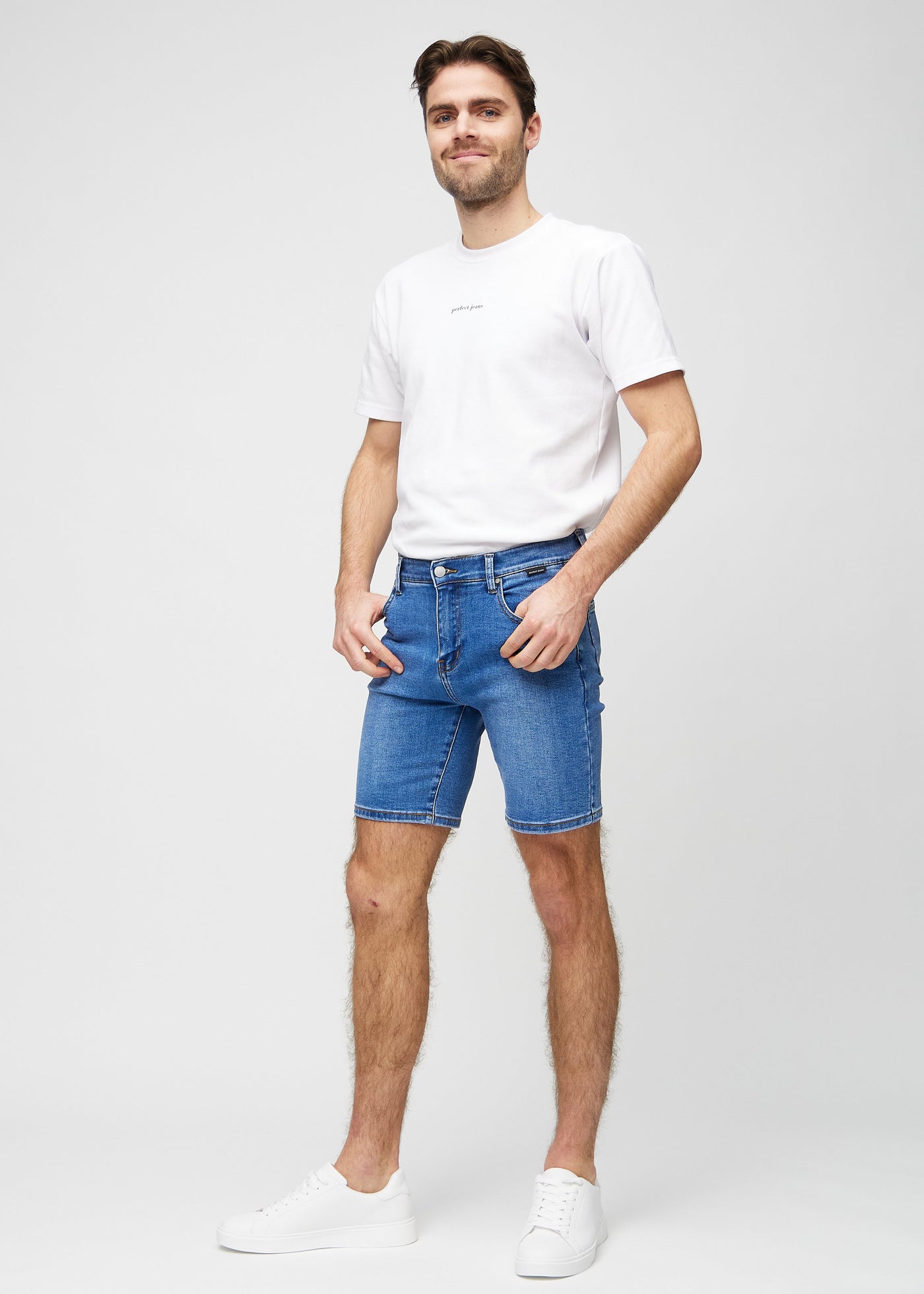 Fuldt billede af model i denim regular middle shorts.