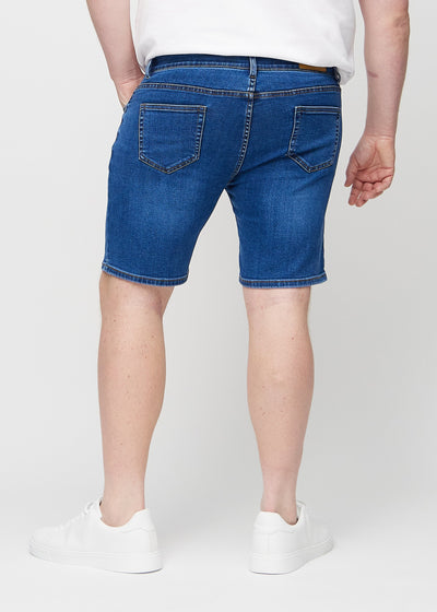 Mørk denim regular middle shorts set bagfra på en plus-size model, så man kan se hele produktet.