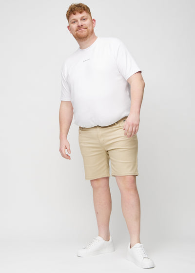 Fuldt billede af en plus-size model i beige regular middle shorts.